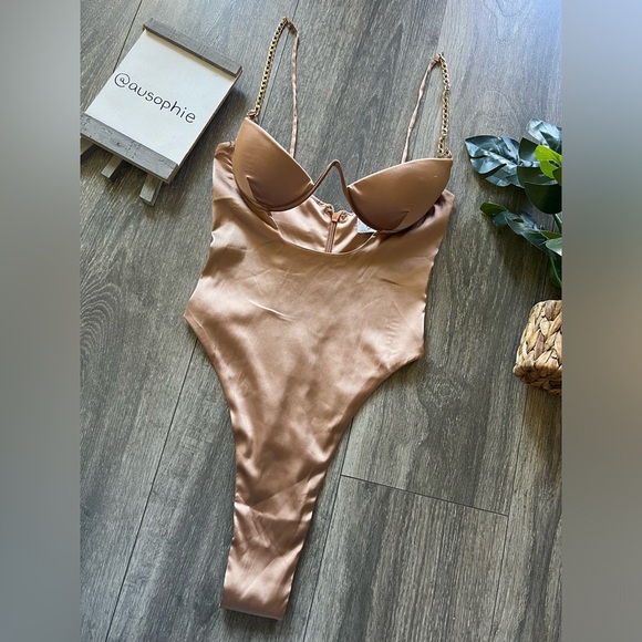 Oh Polly Chained Up Satin Cut Out Bodysuit in Rose Gold. Size 0 - Picture 6 of 16